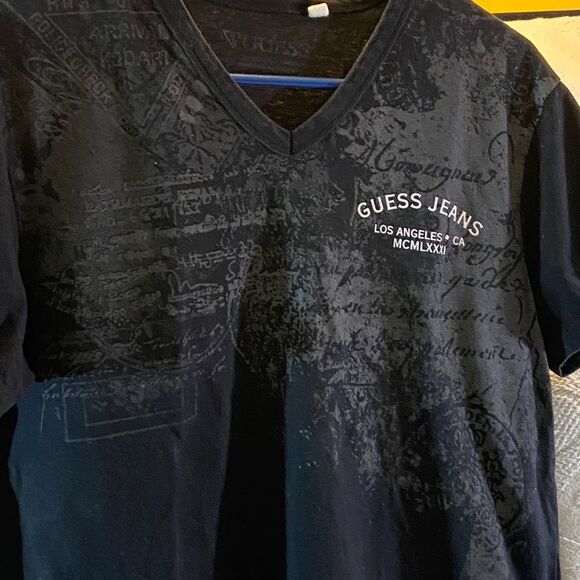 GuessâBlack Graphic V-Neck Tee Size L - Picture 5 of 13